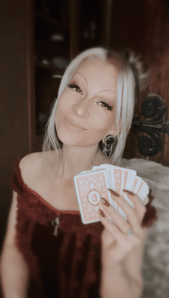 Juli von Julis Arkana Kartenlegen spirituelle Beratung